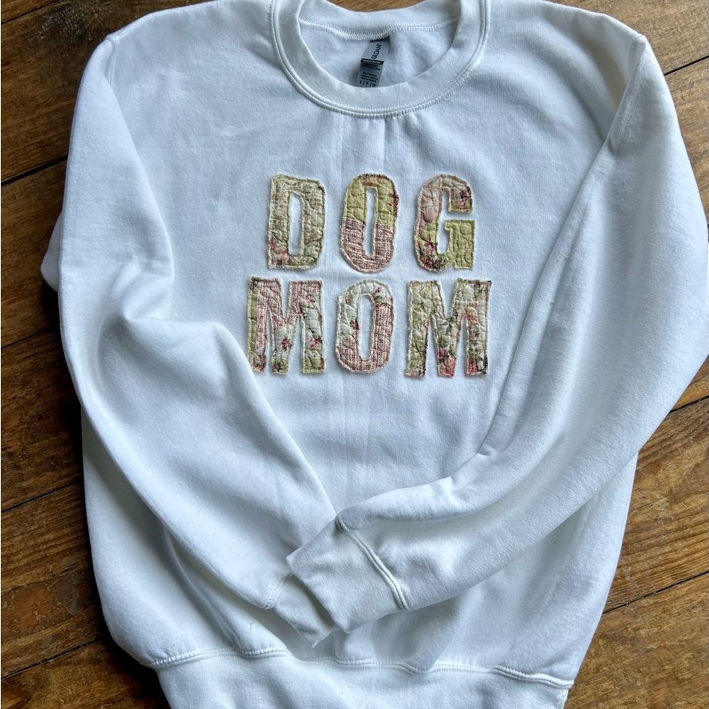 Gildan White 'Dog Mom' Sweatshirt With Quilted Letters